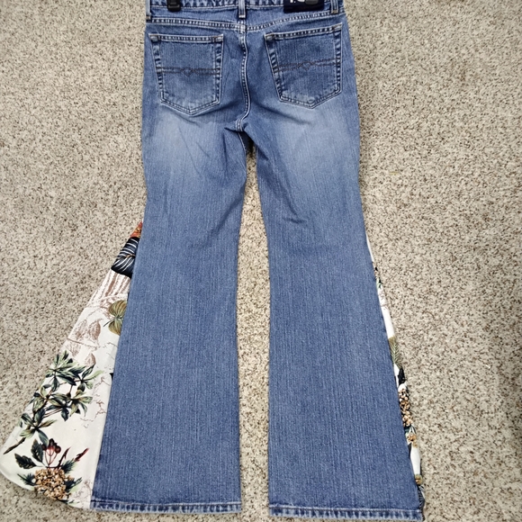 3838 size 9LEI Upcycled Blue Floral Embroidered Bell Bottom Jeans - Picture 4 of 5
